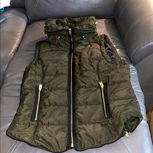 H&M HIDDEN HOODED VEST MADE WELL